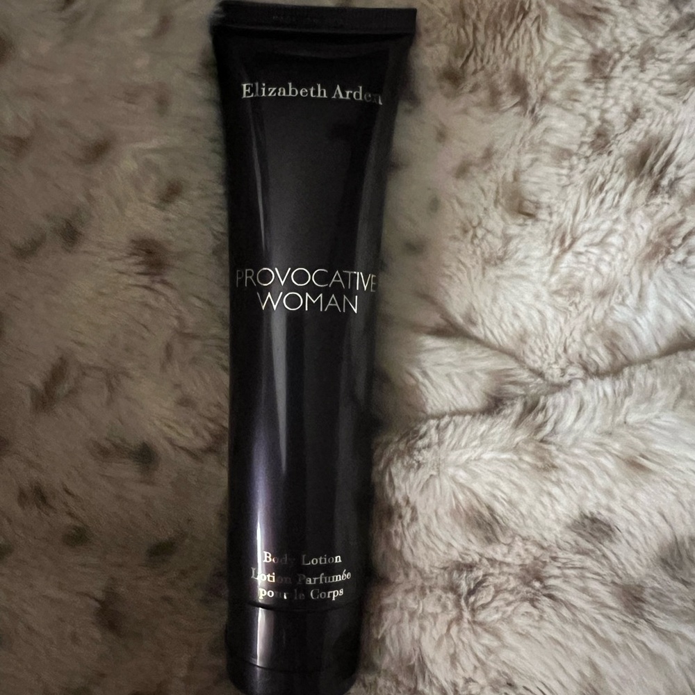 Elizabeth Arden Provocative Woman Lotion NEW
FULL SIZE 3.3 OZ